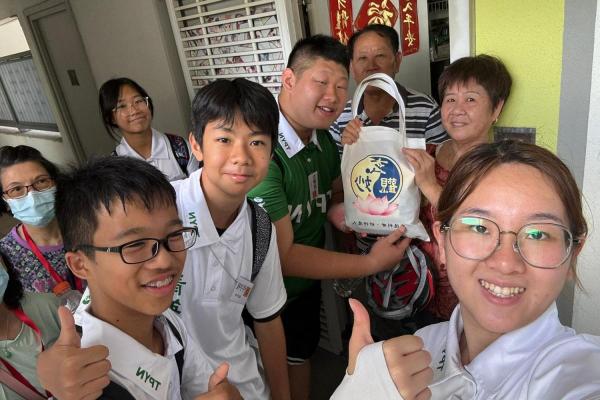 Students took part in a community event organised by the Tai Po District Office, visiting families in need of support within the neighbourhood.