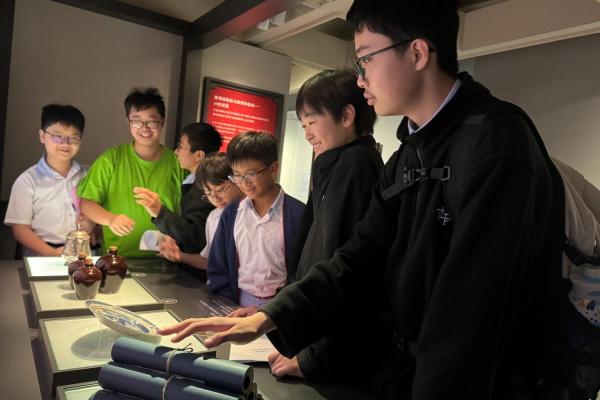 Students visited the Hong Kong Palace Museum to deepen their understanding of Chinese culture and strengthen their sense of national identity.
